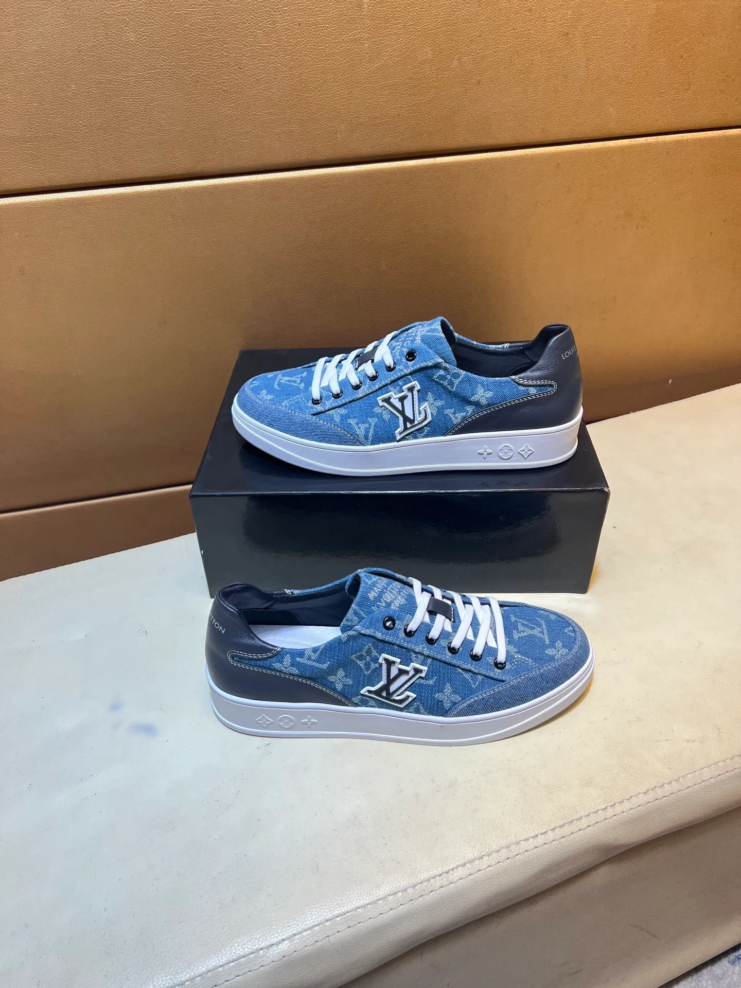 pp420💰👑👑《Louis vuitton/LV Louis Vuitton》original quality.~ Unique modern style sneakers. 🏃A must-have casual shoe for trendy men😍😍 Original brand imported from Italy, imported original leather, sheep lining (refuses to discolor and grind feet) Sole: Original sole provided by the original factory, French lazy style design ⚠️Fit to the feet, original quality, super comfortable original sole. It’s like shooting the real thing 🎬The real thing is better, high-quality sneakers, men’s shoe size: 38-44